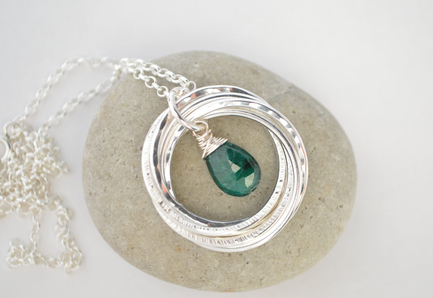 Regalo de 70 cumpleaños para mamá y abuela, collar con piedra de nacimiento esmeralda, collar con piedra de nacimiento de mayo, regalo del séptimo aniversario para esposa, regalos de cumpleaños