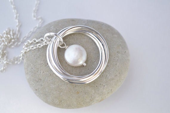 Regalo de 50 cumpleaños para esposa, regalo de 50 cumpleaños para mujeres, joyería con piedra natal de junio, collar de perlas, regalo para mamá, collar de 5 anillos enlazados