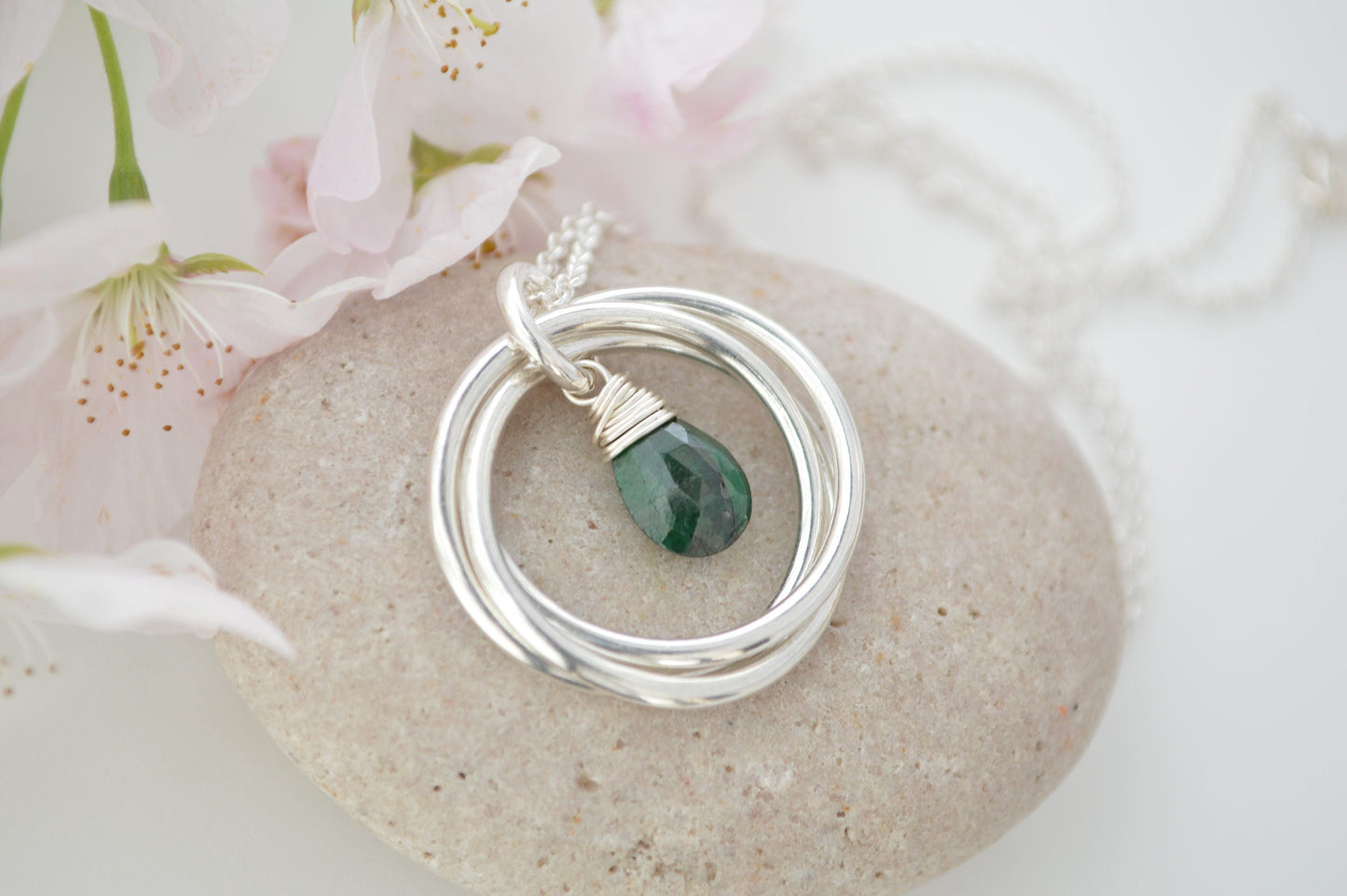 Regalo de cumpleaños número 30 para ella, collar de 3 círculos entrelazados, collar de 3 hermanas, collar con piedra de nacimiento de mayo, joyas para hermanas, collar de mejor amiga