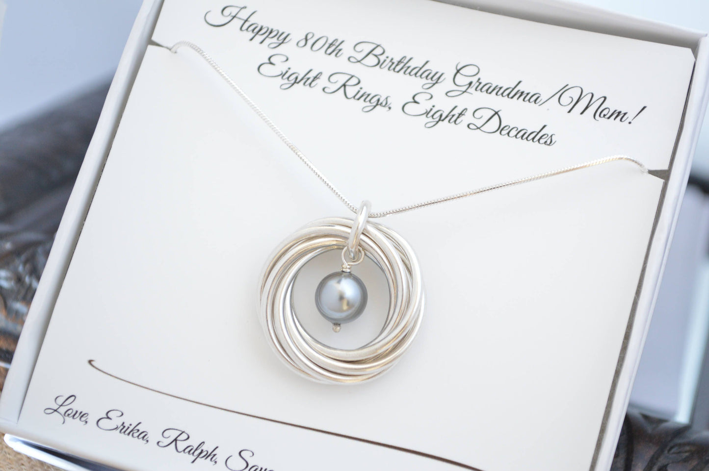 Regalo de 80 cumpleaños para mamá, regalo de 8.º aniversario para mujeres, collar de perlas grises, collar de 8 anillos por 8 décadas, joyas de 80.º cumpleaños