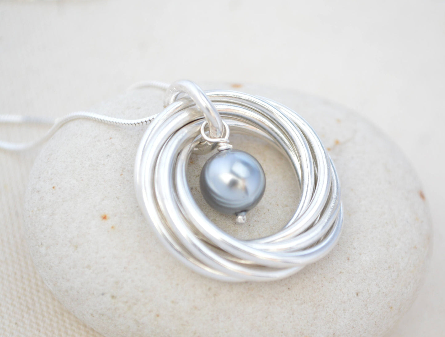 Regalo de 80 cumpleaños para mamá, regalo de 8.º aniversario para mujeres, collar de perlas grises, collar de 8 anillos por 8 décadas, joyas de 80.º cumpleaños