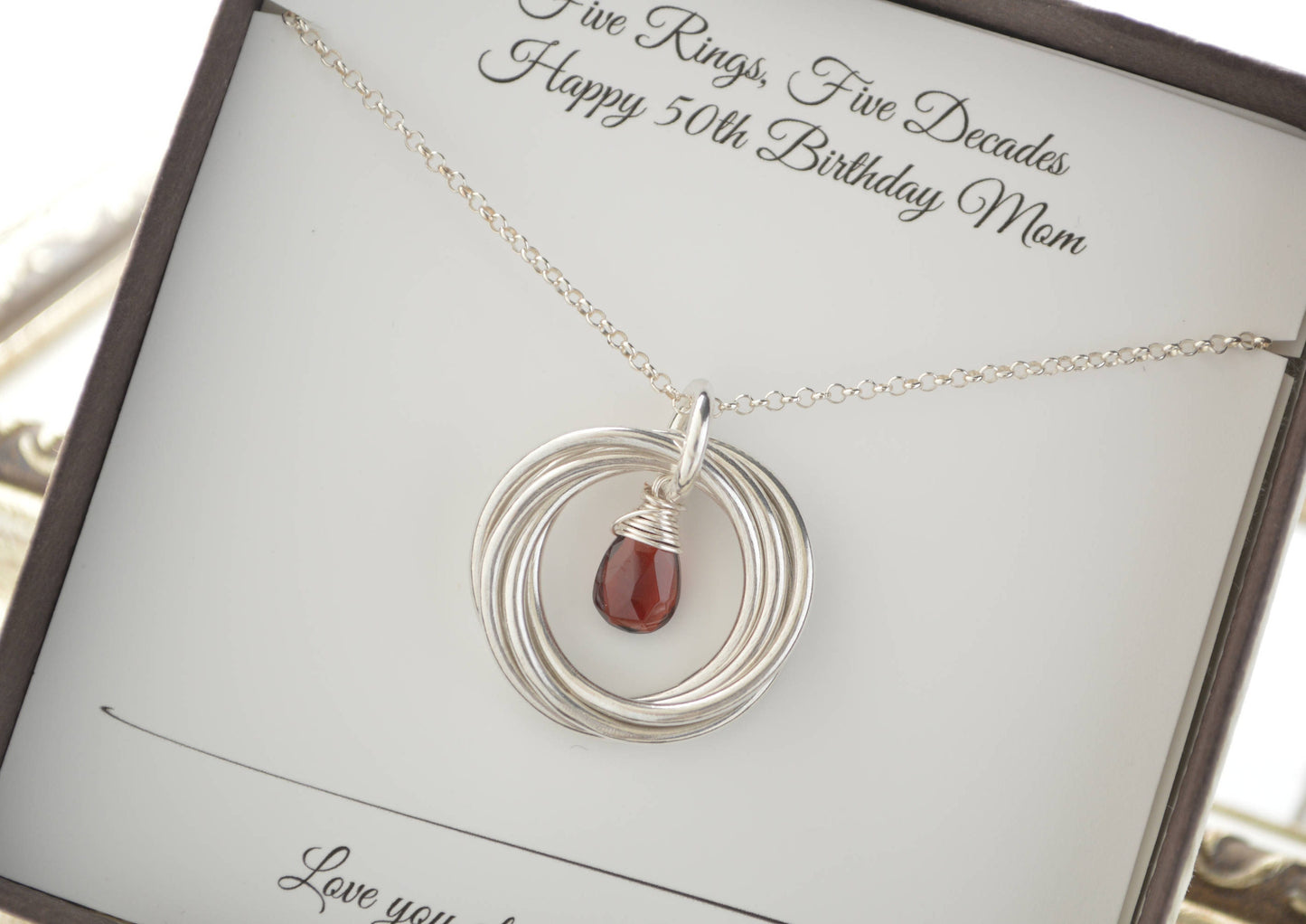 Regalo de 50 cumpleaños, collar con piedra natal de enero, collar de 5 anillos entrelazados, collar para mamá, regalo para la madre de la novia, regalo para la madre del novio,
