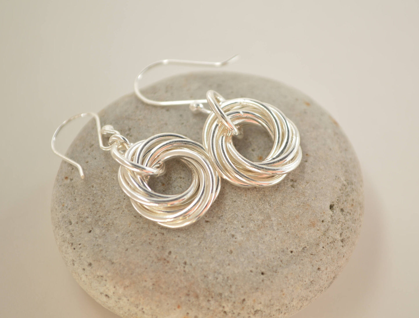 Regalo de 60 cumpleaños para mamá, 6 anillos, regalo de 6.º aniversario para mujeres, 6 anillos entrelazados, aretes circulares, aretes pequeños, aretes pequeños