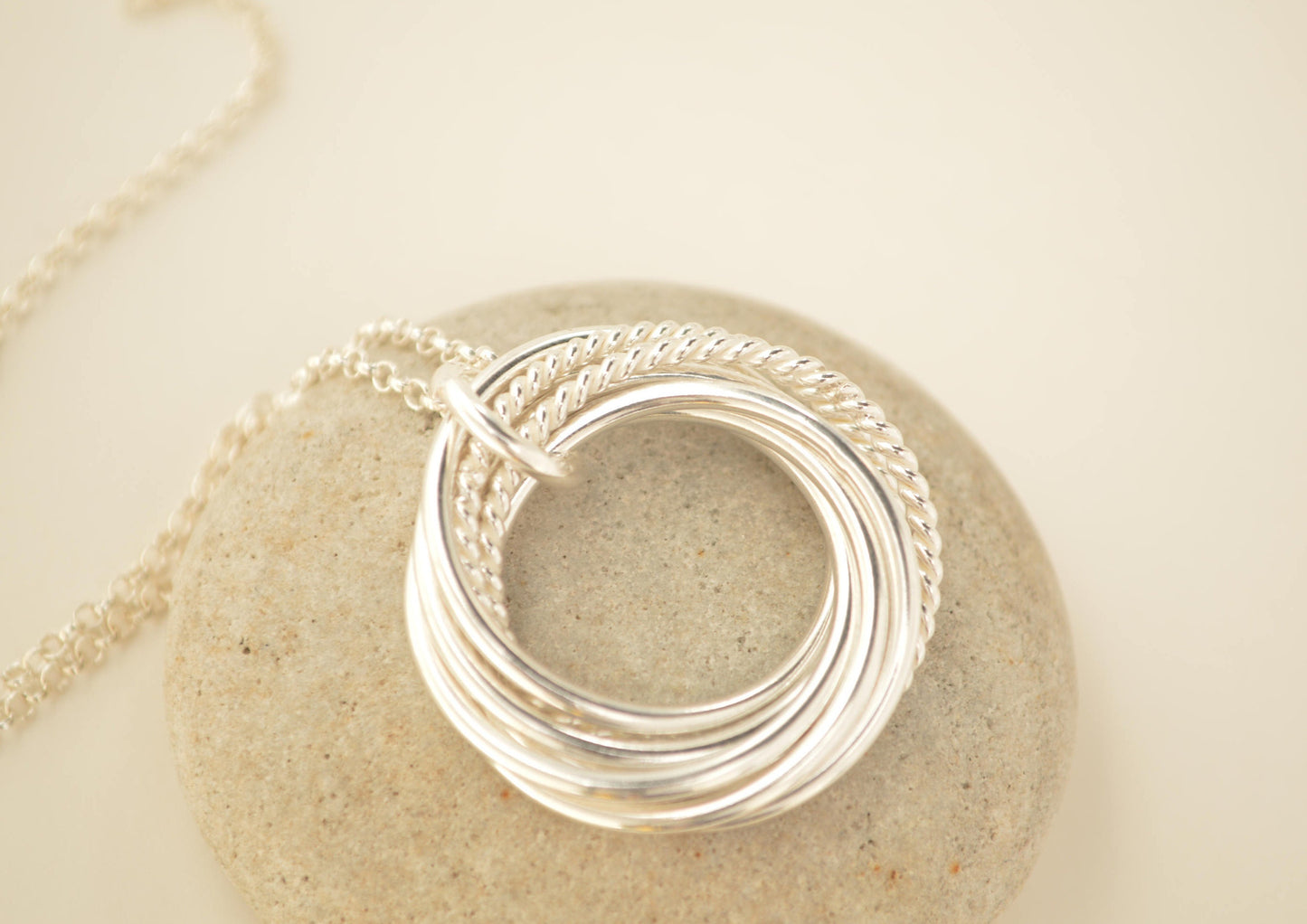 Regalo de 70 cumpleaños para mamá, regalo de 70 cumpleaños para abuela, collar de 7 anillos, regalo de séptimo aniversario para mujeres, familia de 7, 7 mejores amigos
