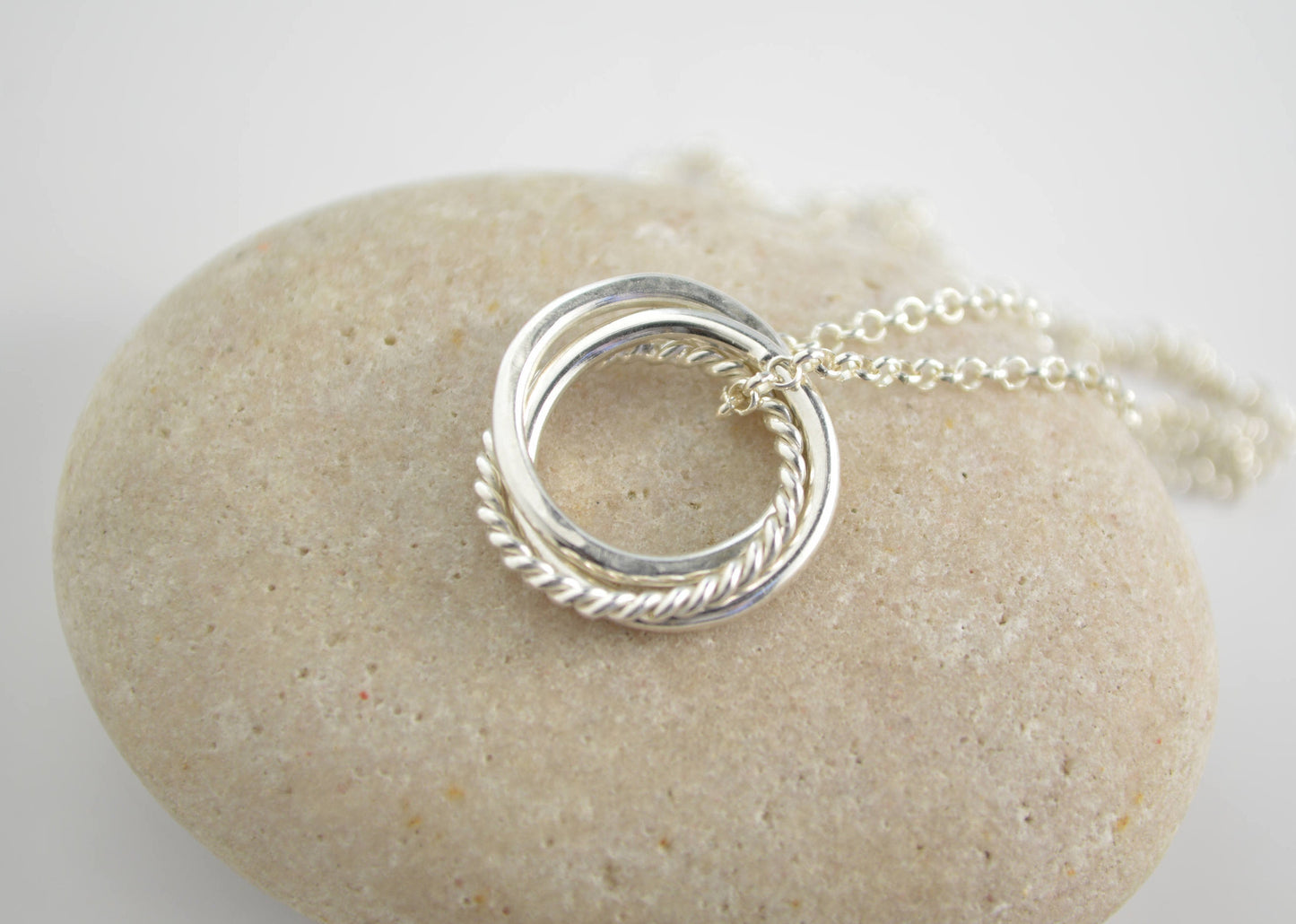 Regalo de cumpleaños número 30 para hija, collar de 3 anillos por 3 décadas, regalo de tercer aniversario, collar de 3 hermanas, collar pequeño, joyería de 30 años