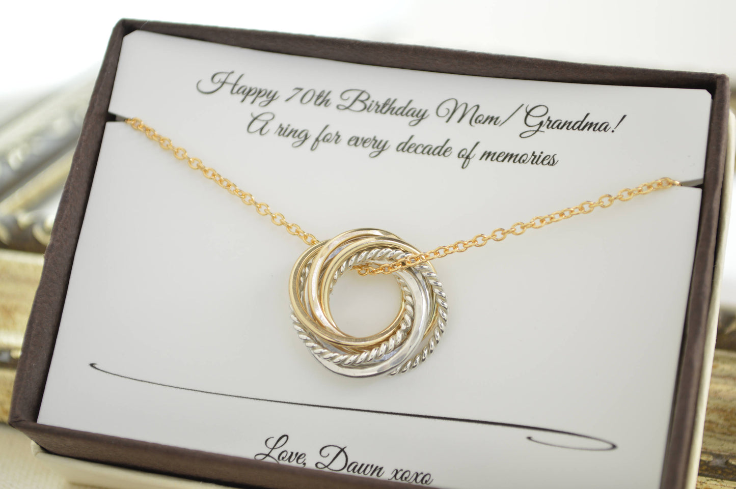 Regalo de 70 cumpleaños para mamá, collar de 70 años, 7 anillos para 7 décadas, collar de metales mixtos, regalo de hito, 70 años para mujeres, regalos de cumpleaños