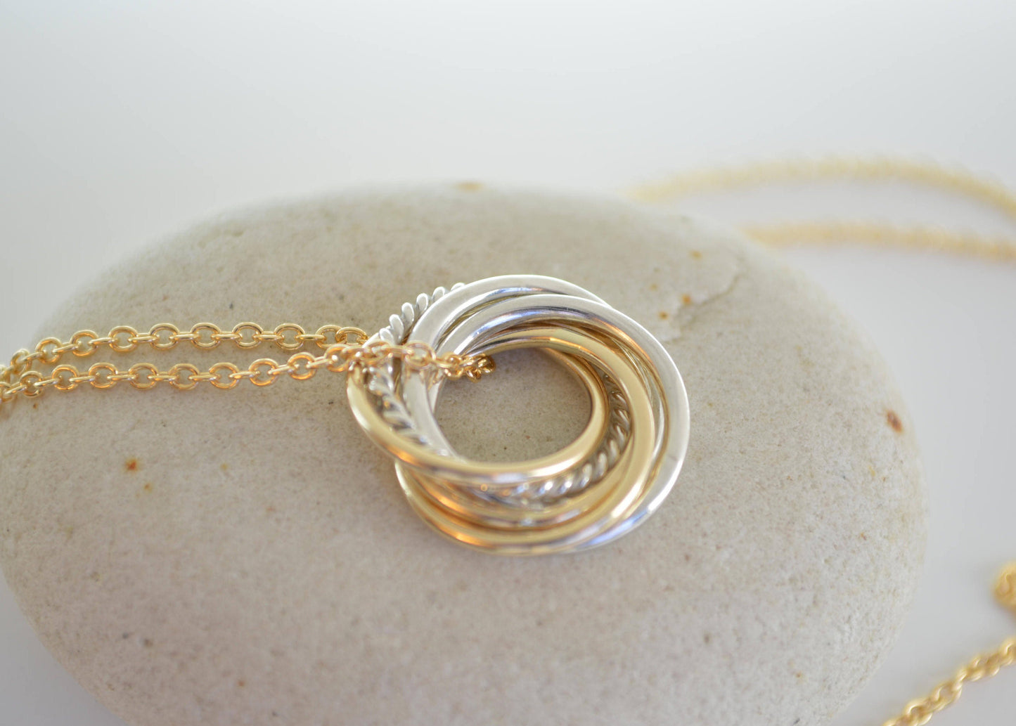Regalo de 70 cumpleaños para mamá, collar de 70 años, 7 anillos para 7 décadas, collar de metales mixtos, regalo de hito, 70 años para mujeres, regalos de cumpleaños