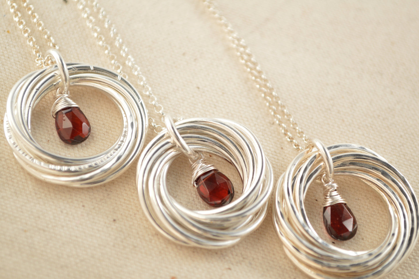 Regalo de 50 cumpleaños, collar con piedra natal de enero, collar de 5 anillos entrelazados, collar para mamá, regalo para la madre de la novia, regalo para la madre del novio,
