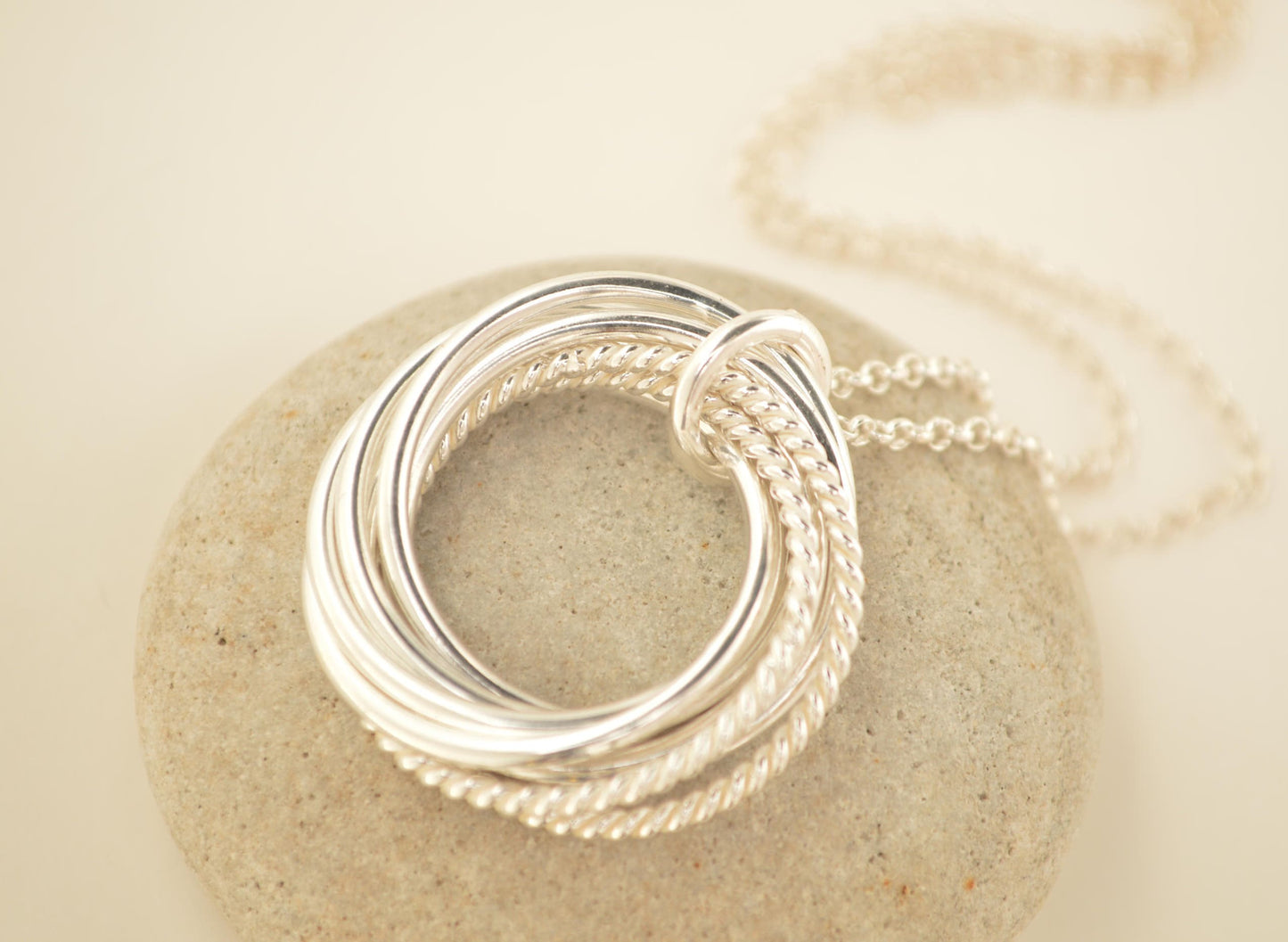 Regalo de 70 cumpleaños para mamá, regalo de 70 cumpleaños para abuela, collar de 7 anillos, regalo de séptimo aniversario para mujeres, familia de 7, 7 mejores amigos