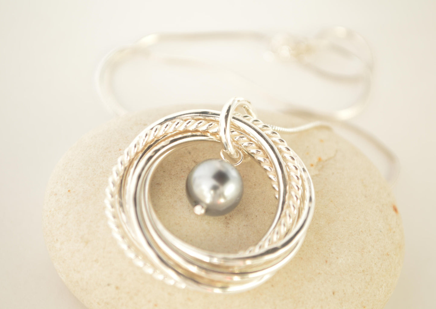 Regalo de 70 cumpleaños para mamá, regalo de 7.º aniversario para ella, collar de 7 anillos por 7 décadas, collar de perlas, joyas de 70.º cumpleaños para mujeres
