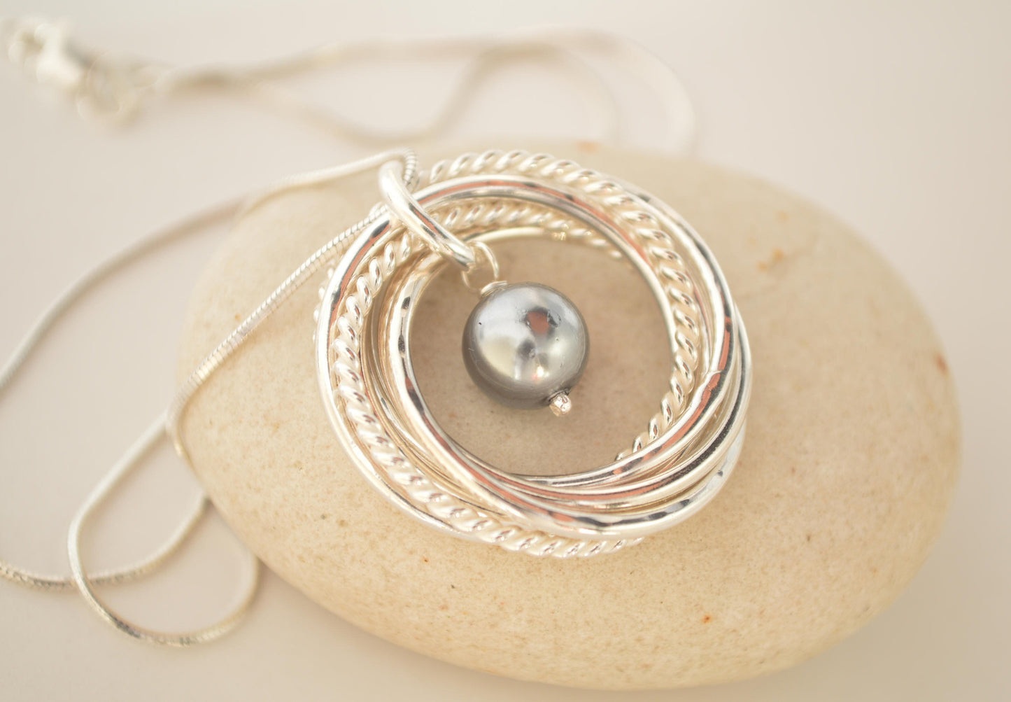 Regalo de 70 cumpleaños para mamá, regalo de 7.º aniversario para ella, collar de 7 anillos por 7 décadas, collar de perlas, joyas de 70.º cumpleaños para mujeres