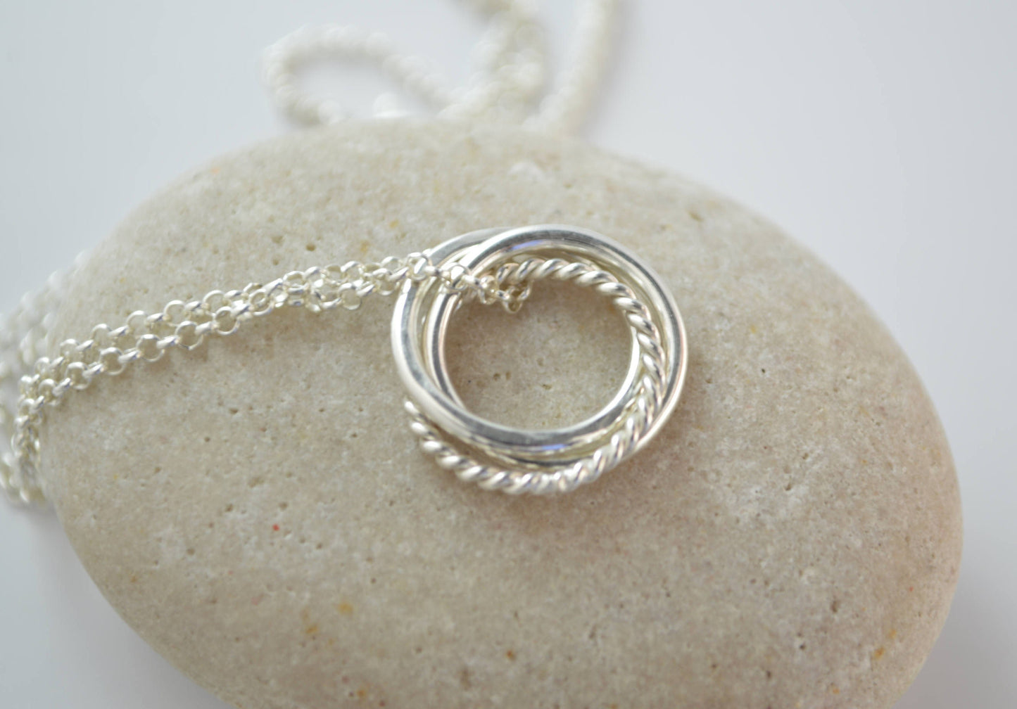 Regalo de cumpleaños número 30 para hija, collar de 3 anillos por 3 décadas, regalo de tercer aniversario, collar de 3 hermanas, collar pequeño, joyería de 30 años
