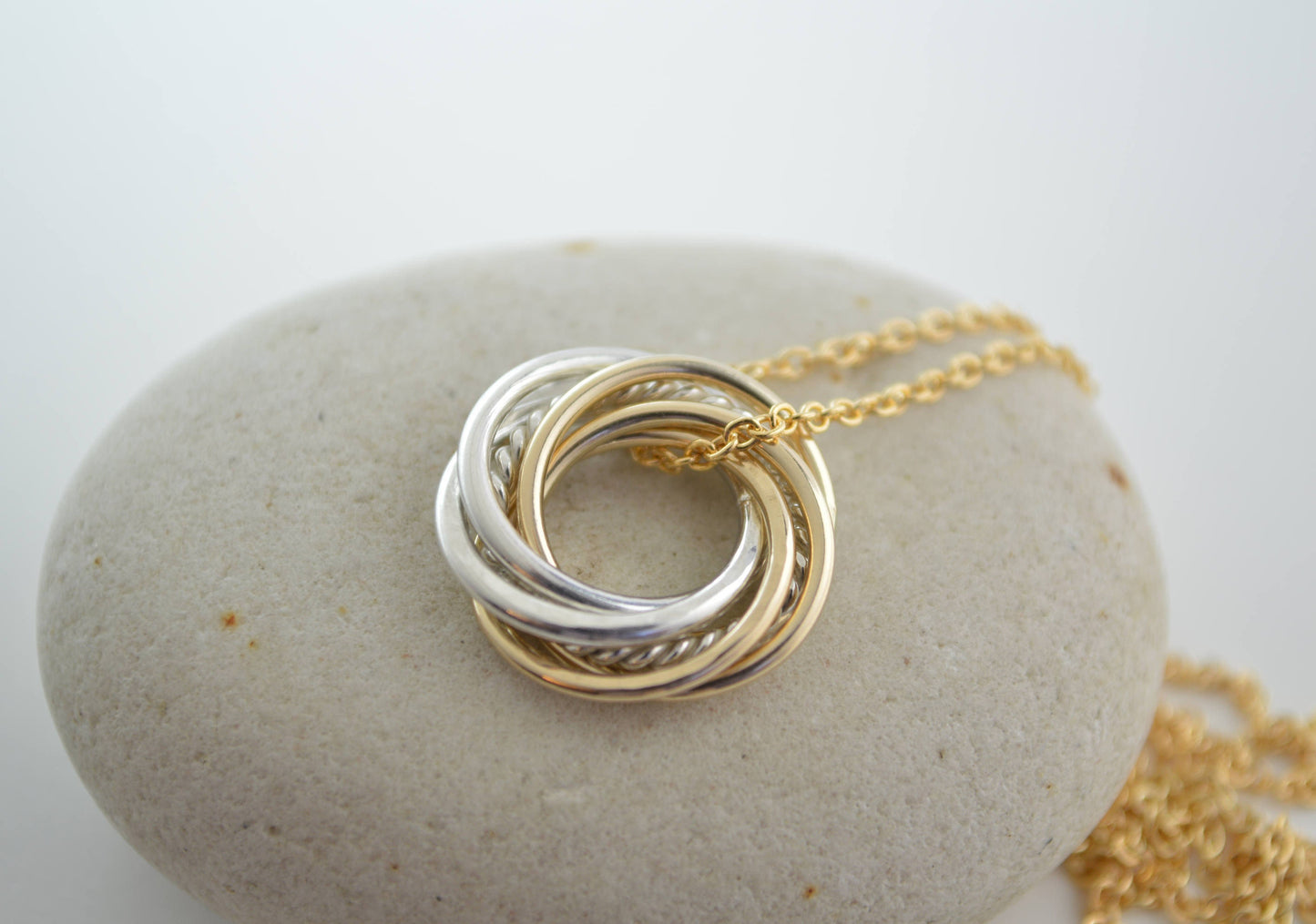 Regalo de 70 cumpleaños para mamá, collar de 70 años, 7 anillos para 7 décadas, collar de metales mixtos, regalo de hito, 70 años para mujeres, regalos de cumpleaños