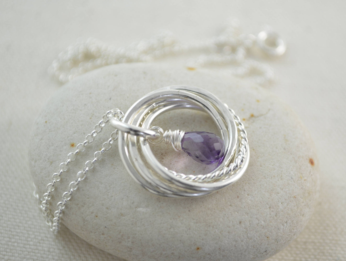 Regalo de 50 cumpleaños para mamá, collar de 5 anillos entrelazados, collar de piedra natal de amatista, joyería con piedras preciosas de febrero, regalo para 5 mejores amigos