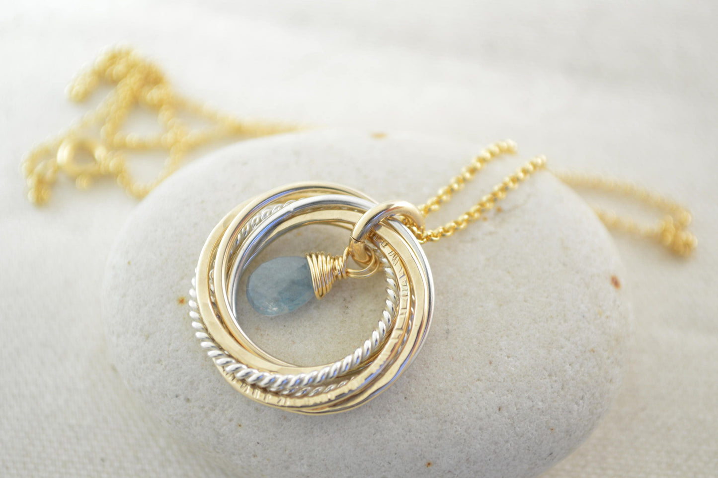 Regalo de 60 cumpleaños para mamá, 6 anillos de metales mixtos, piedra de nacimiento aguamarina, collar de 6 anillos, joyas de 60 cumpleaños para mujeres, collar de 6 décadas