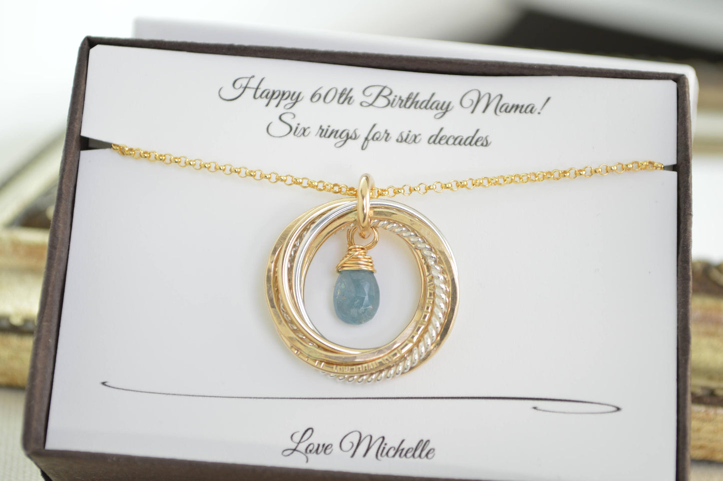 Regalo de 60 cumpleaños para mamá, 6 anillos de metales mixtos, piedra de nacimiento aguamarina, collar de 6 anillos, joyas de 60 cumpleaños para mujeres, collar de 6 décadas