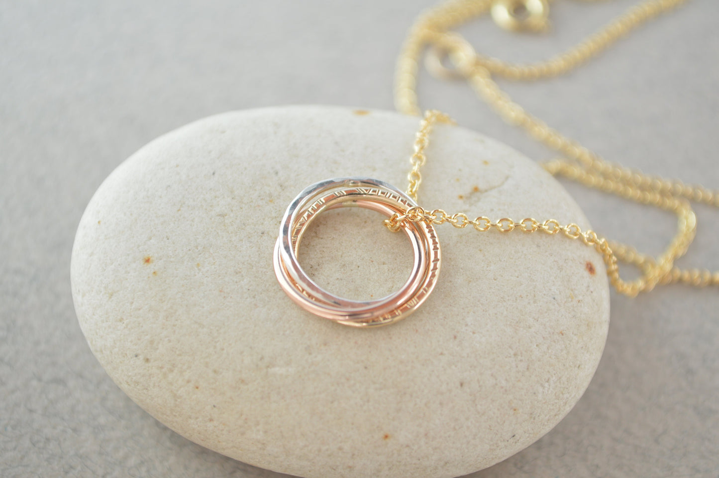 Regalo de cumpleaños número 30 para hija, collar de 3 hermanas, collar de oro rosa, collar pequeño, collar de 3 metales, collares de 3 anillos para 3 décadas