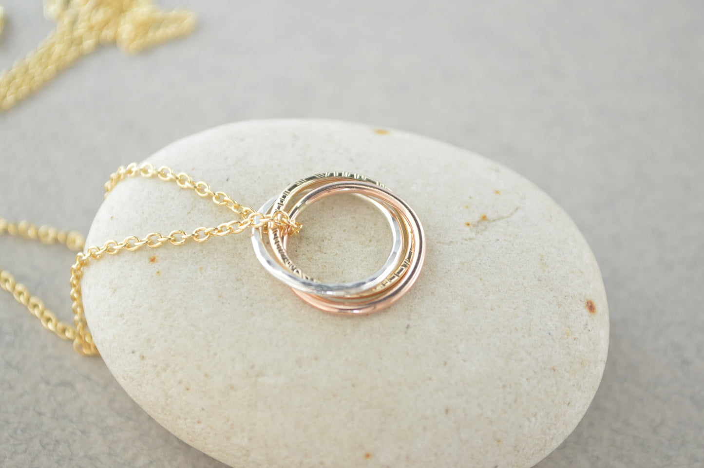 Regalo de cumpleaños número 30 para hija, collar de 3 hermanas, collar de oro rosa, collar pequeño, collar de 3 metales, collares de 3 anillos para 3 décadas