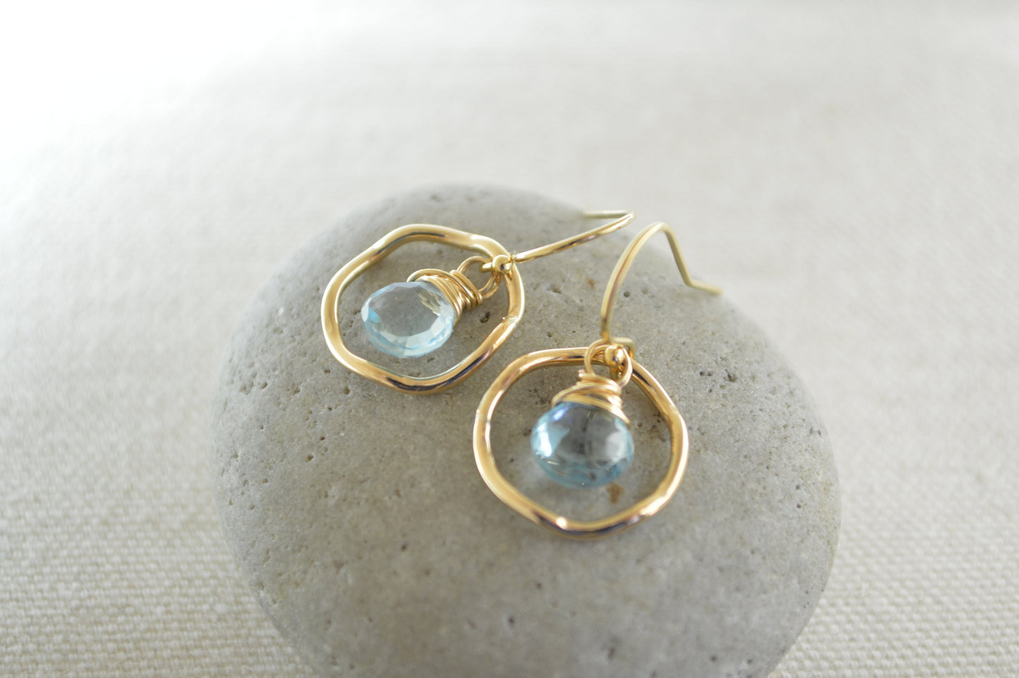 Pendientes de topacio azul, pendientes con piedra natal de diciembre, pendientes de oro, pendientes pequeños