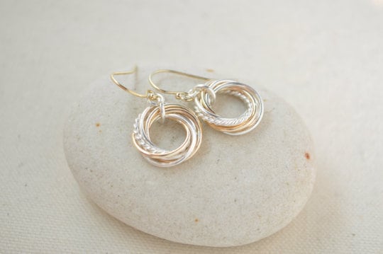 Pendientes de cinco anillos de metales mixtos, pendientes de regalo del quinto aniversario, regalo del 50 cumpleaños, pendientes del 50 cumpleaños, pendientes de metales mixtos