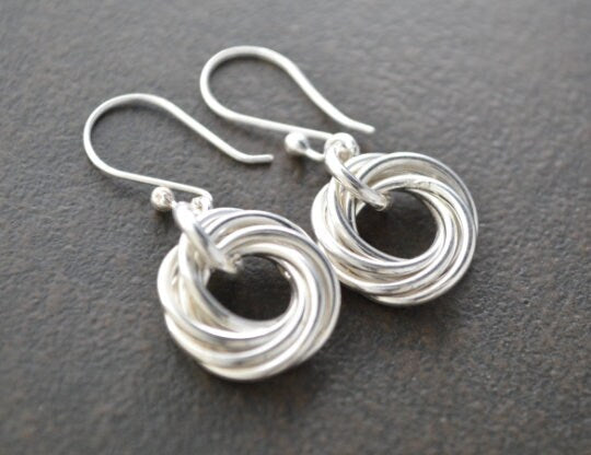 Regalo de 70 cumpleaños para mamá, 70 cumpleaños para mujeres, regalo de 7.º aniversario para mujeres, 7 anillos entrelazados, aretes circulares, aretes pequeños