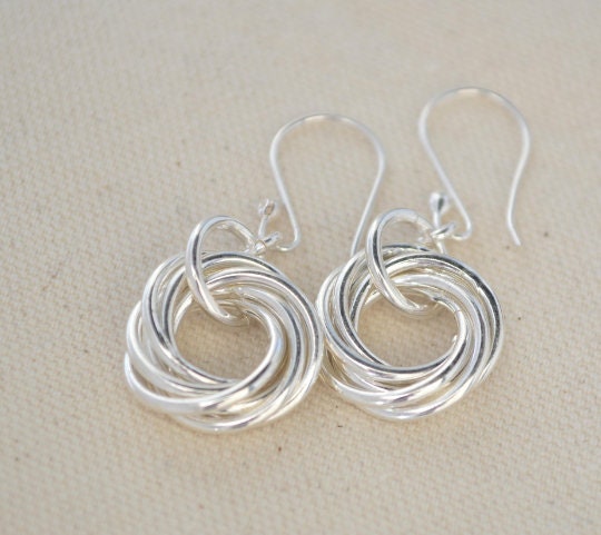 Regalo de 70 cumpleaños para mamá, 70 cumpleaños para mujeres, regalo de 7.º aniversario para mujeres, 7 anillos entrelazados, aretes circulares, aretes pequeños