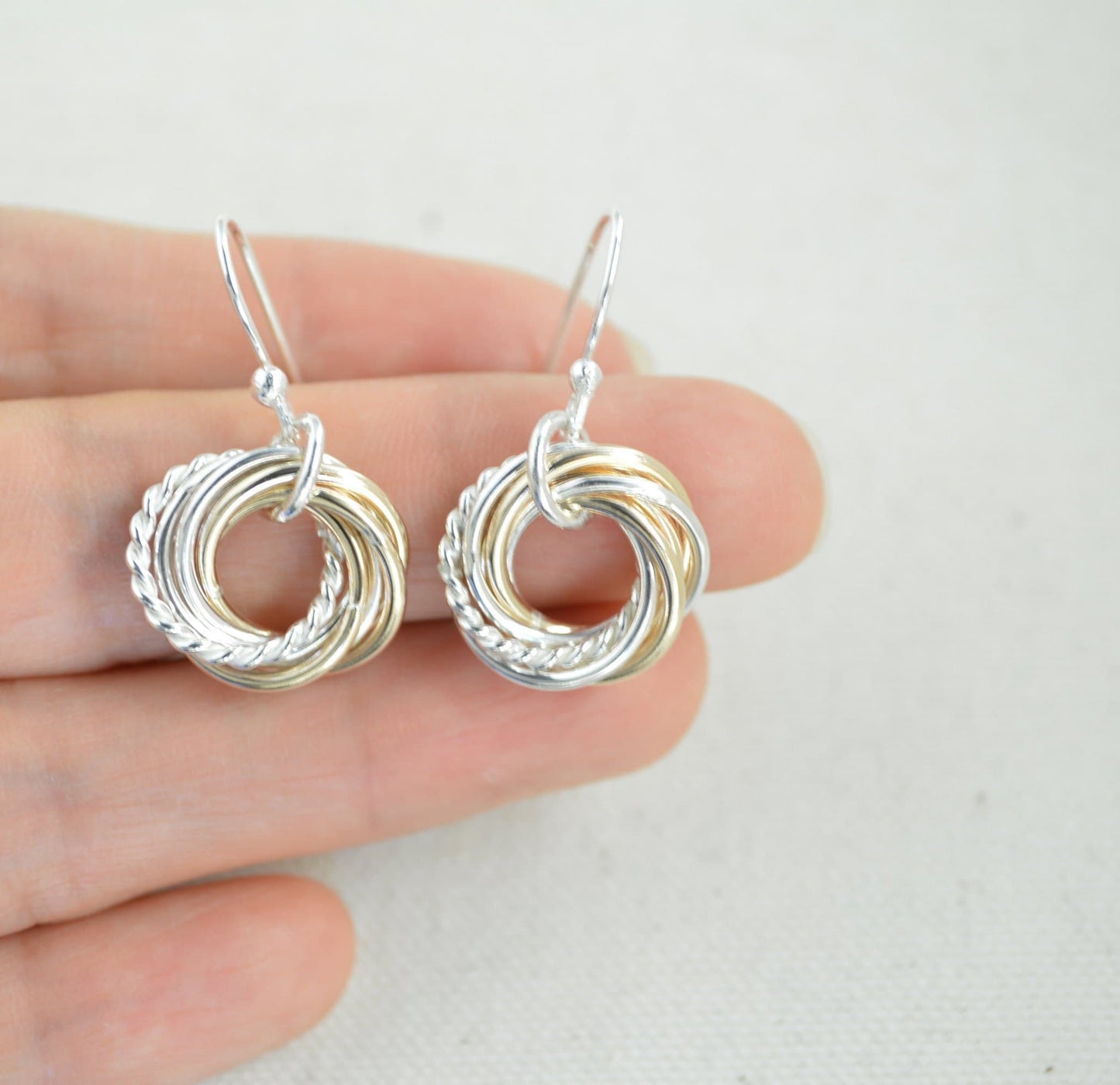 Pendientes de cinco anillos de metales mixtos, pendientes de regalo del quinto aniversario, regalo del 50 cumpleaños, pendientes del 50 cumpleaños, pendientes de metales mixtos