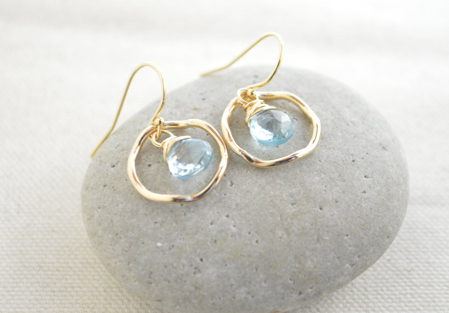 Pendientes de topacio azul, pendientes con piedra natal de diciembre, pendientes de oro, pendientes pequeños
