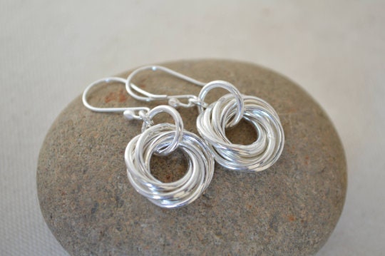 Regalo de 70 cumpleaños para mamá, 70 cumpleaños para mujeres, regalo de 7.º aniversario para mujeres, 7 anillos entrelazados, aretes circulares, aretes pequeños