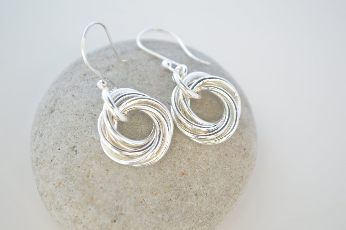 Regalo de 70 cumpleaños para mamá, 70 cumpleaños para mujeres, regalo de 7.º aniversario para mujeres, 7 anillos entrelazados, aretes circulares, aretes pequeños