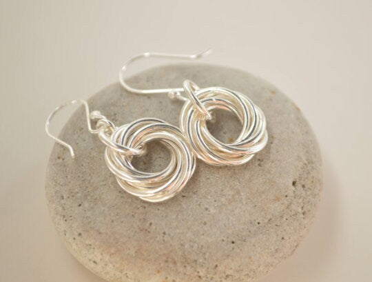 Regalo de 70 cumpleaños para mamá, 70 cumpleaños para mujeres, regalo de 7.º aniversario para mujeres, 7 anillos entrelazados, aretes circulares, aretes pequeños