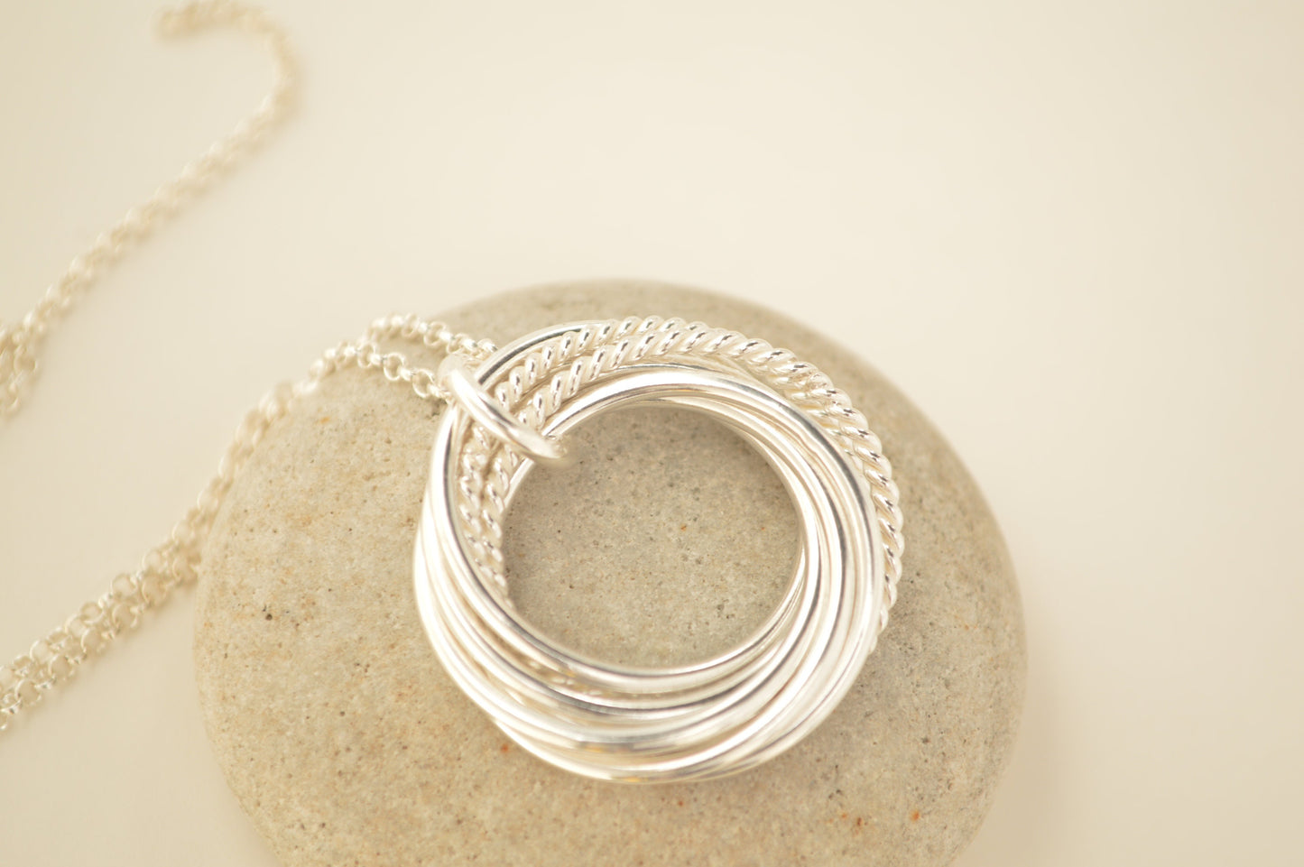 Regalo de 50 cumpleaños para mujeres, collar de 5 anillos, joyas de 50 cumpleaños para ella, regalo de 5.º aniversario para esposa, joyas de 5 décadas 50 regalos para