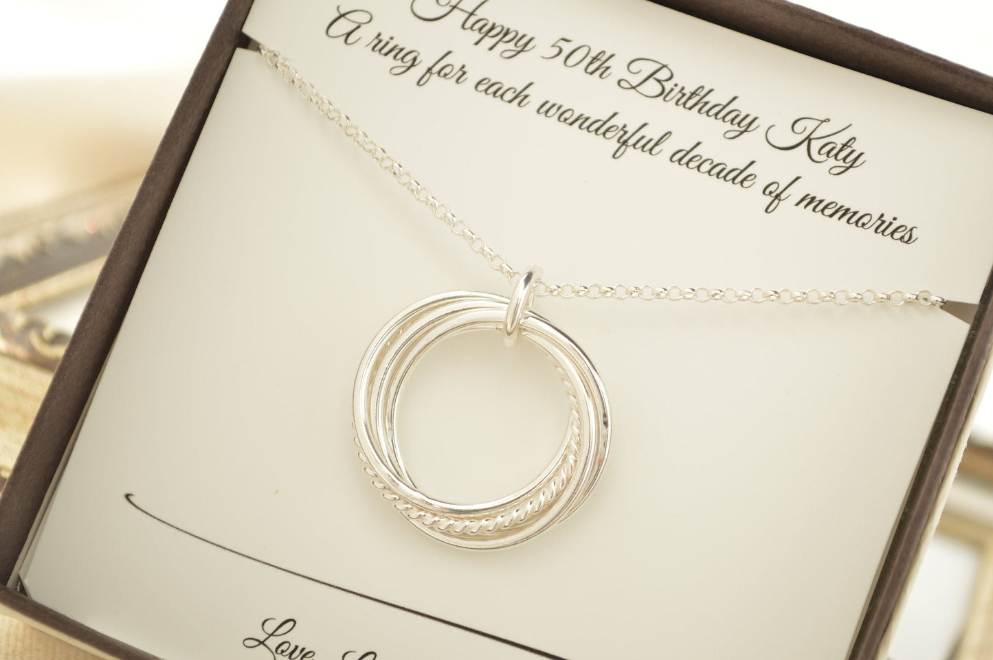 Regalo de 50 cumpleaños para mujeres, collar de 5 anillos, joyas de 50 cumpleaños para ella, regalo de 5.º aniversario para esposa, joyas de 5 décadas 50 regalos para