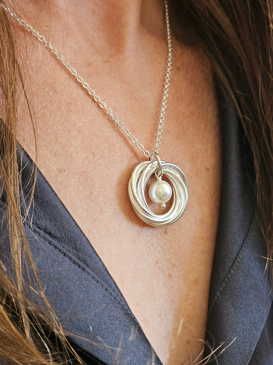 Regalo de 80 cumpleaños para mamá, regalo de 8.º aniversario para mujeres, collar de perlas grises, collar de 8 anillos por 8 décadas, joyas de 80.º cumpleaños