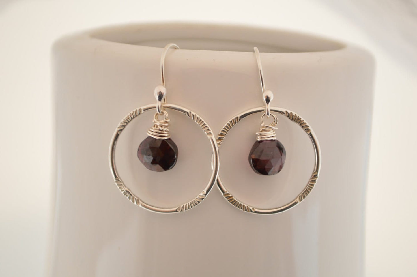 Pendientes de granate, pendientes con piedra de nacimiento de enero, pendientes con piedra de nacimiento, pendientes de dama de honor, piedra preciosa roja, cuarzo granate
