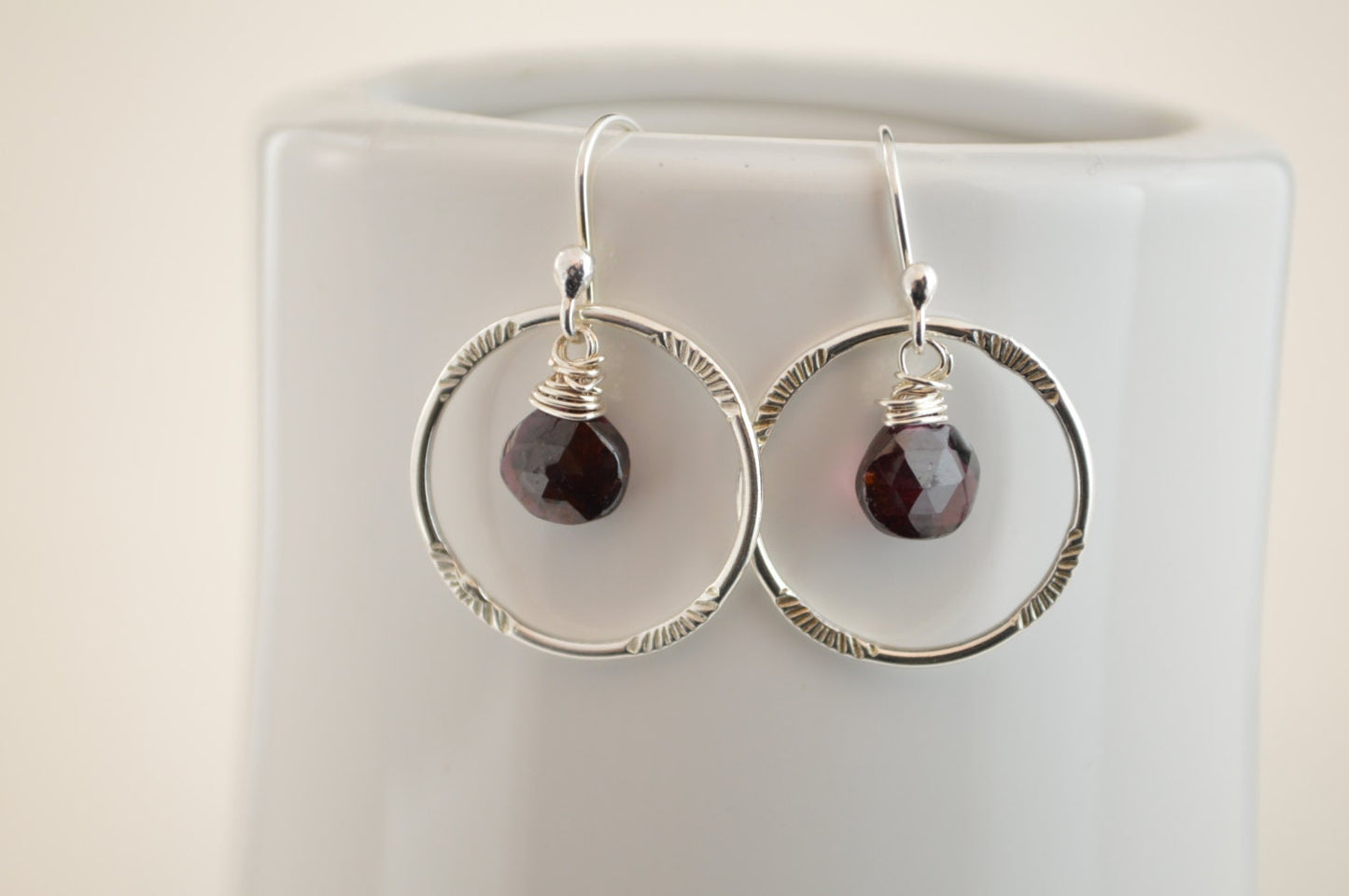 Pendientes de granate, pendientes con piedra de nacimiento de enero, pendientes con piedra de nacimiento, pendientes de dama de honor, piedra preciosa roja, cuarzo granate