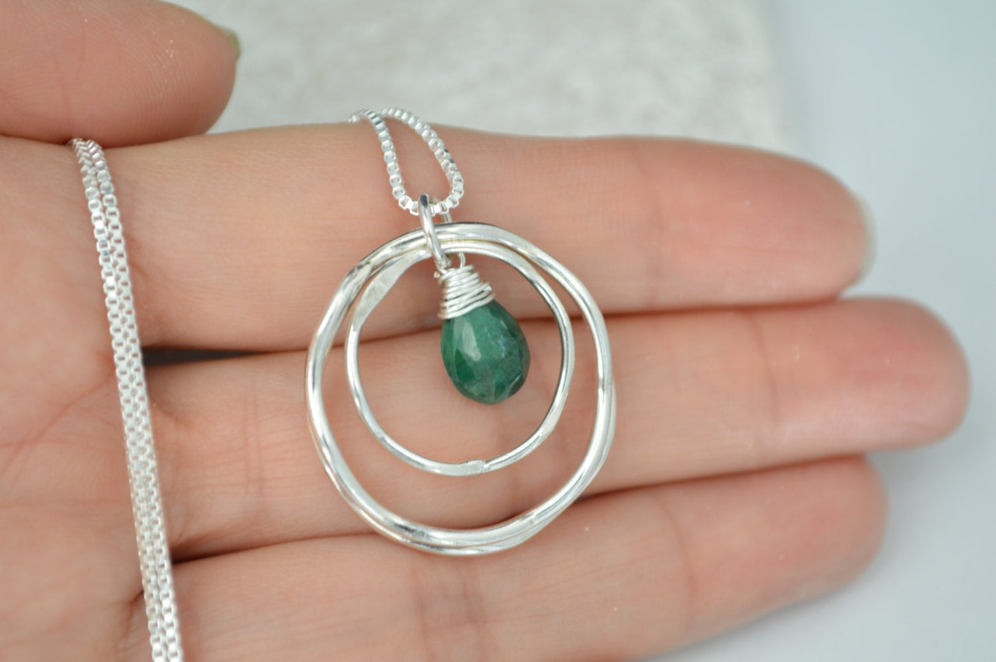 Collar con piedra de nacimiento de mayo, regalo de cumpleaños número 30 para hija, collar con piedra de nacimiento esmeralda, regalo de tercer aniversario, collar de 3 anillos, regalo de 3 hermanas