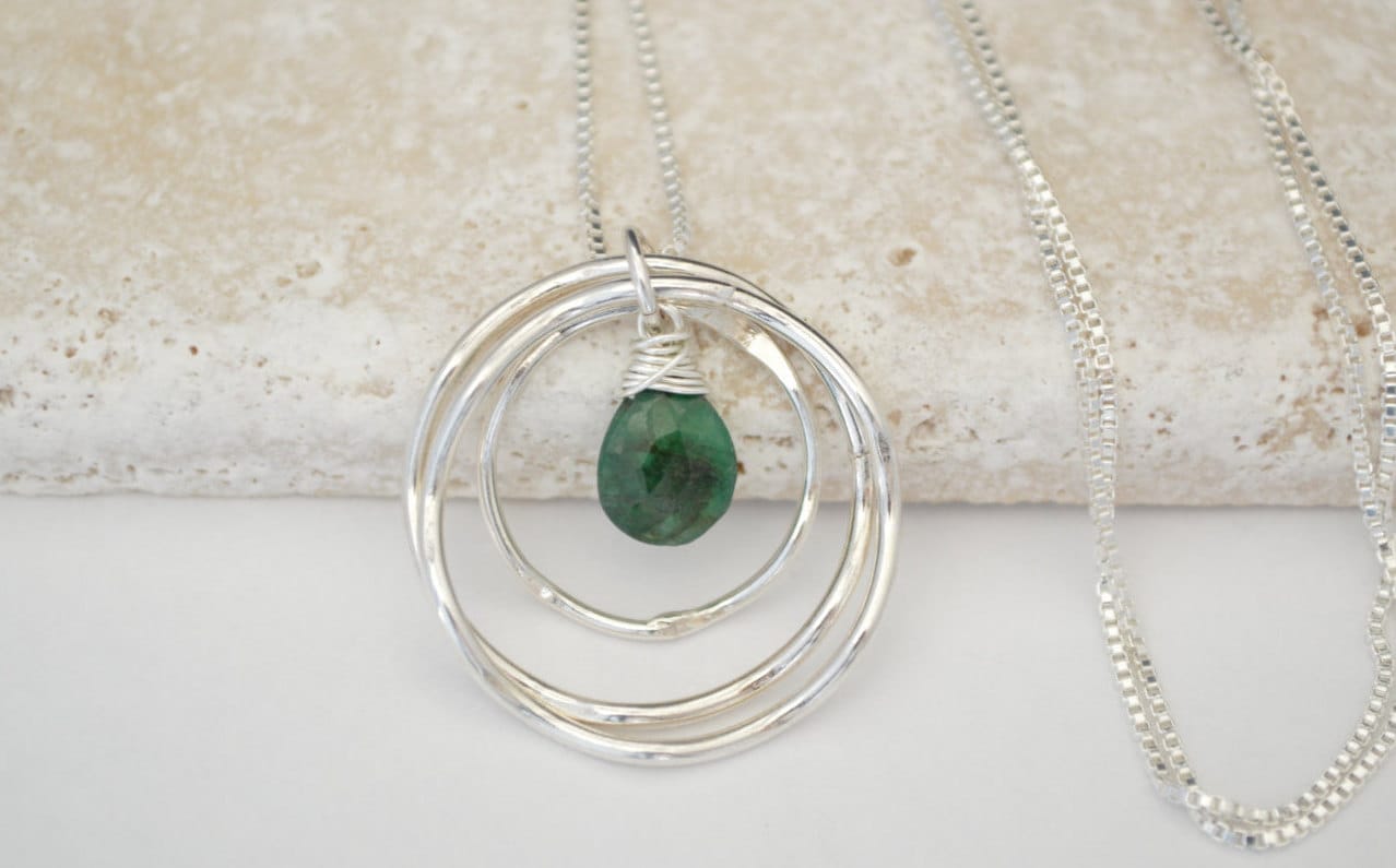 Collar con piedra de nacimiento de mayo, regalo de cumpleaños número 30 para hija, collar con piedra de nacimiento esmeralda, regalo de tercer aniversario, collar de 3 anillos, regalo de 3 hermanas
