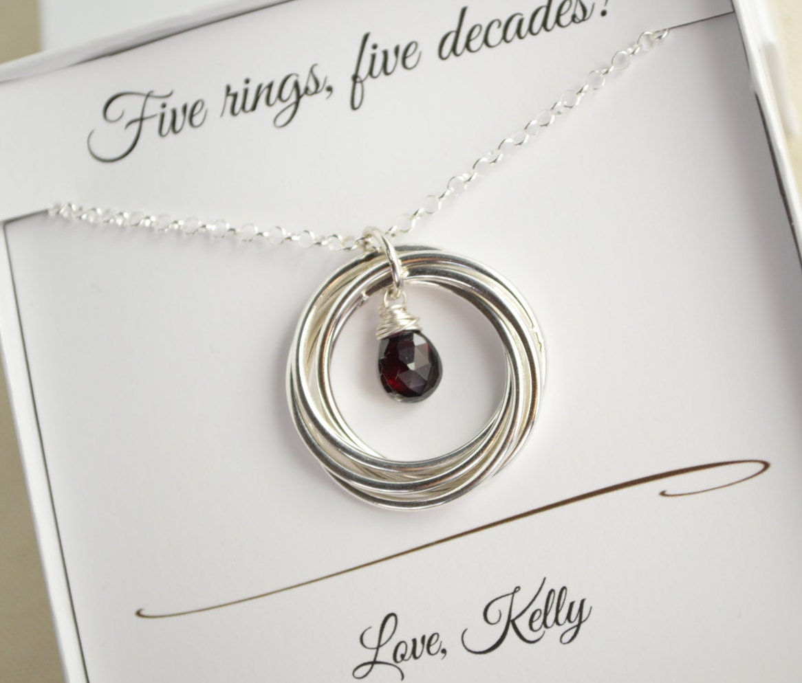 Regalo de 50 cumpleaños, collar con piedra natal de enero, collar de 5 anillos entrelazados, collar para mamá, regalo para la madre de la novia, regalo para la madre del novio,