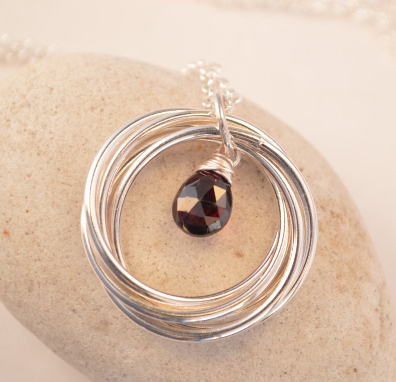 Regalo de 50 cumpleaños, collar con piedra natal de enero, collar de 5 anillos entrelazados, collar para mamá, regalo para la madre de la novia, regalo para la madre del novio,