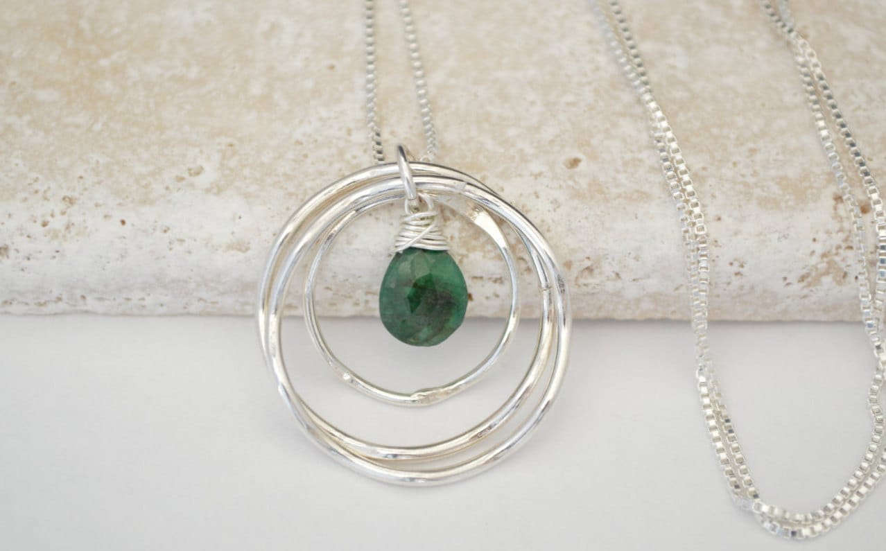 May birthstone necklace, 30th birthday gift for daughter, Emerald birthstone necklace, 3rd Anniversary gift, 3 Rings necklace,3 Sisters gift